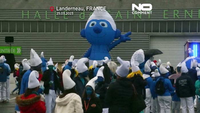 Video: Nur knapp verschlumpft: Blauer-weißer Weltrekordversuch scheitert am bretonischen Sauwetter