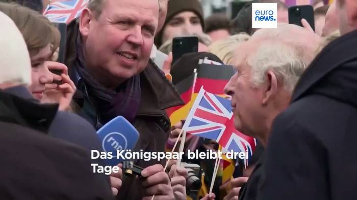Video: Charles III. in Deutschland: Händeschütteln am Brandenburger Tor