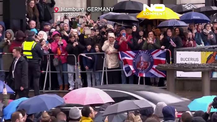 Video: Fast wie zu Hause: Charles III. erobert die Herzen der Hamburger im Regen