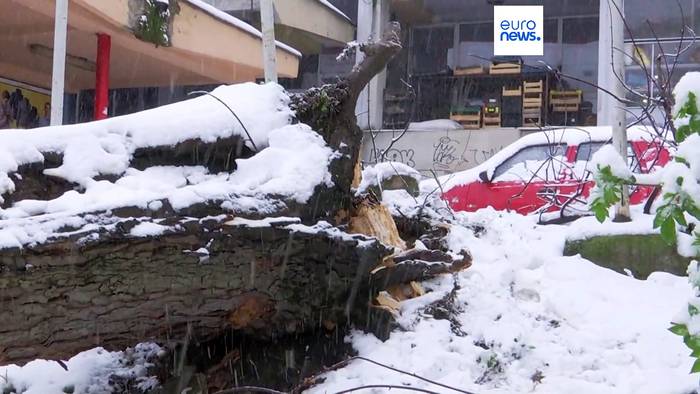 Video: Balkan: Winterwetter im April, viel Schnee, umstürzende Bäume