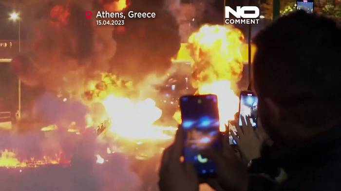 Video: Feuerwerk und Molotowcocktails: Spektakel an Ostern, mitten in Athen