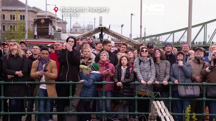 Video: Premiere über der Donau: Zirkuskünstler spaziert 280m (ungesichert) auf Drahtseil