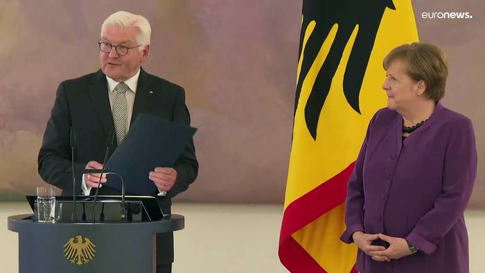 News video: Hat Angela Merkel einen Orden verdient? 8 Tweets zur Auszeichnung für die Ex-Kanzlerin