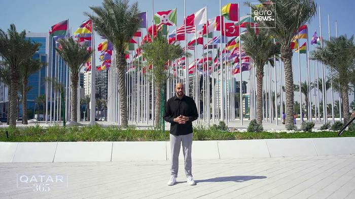 Video: Riesen-Modenschau im Fußballstadion - wie Katar den Armen hilft