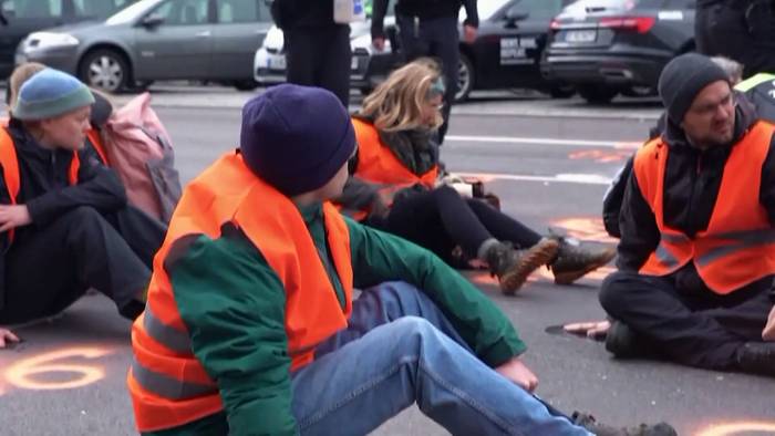 Video: Verstoß gegen StVO - Klimakleber in Berlin festgenommen