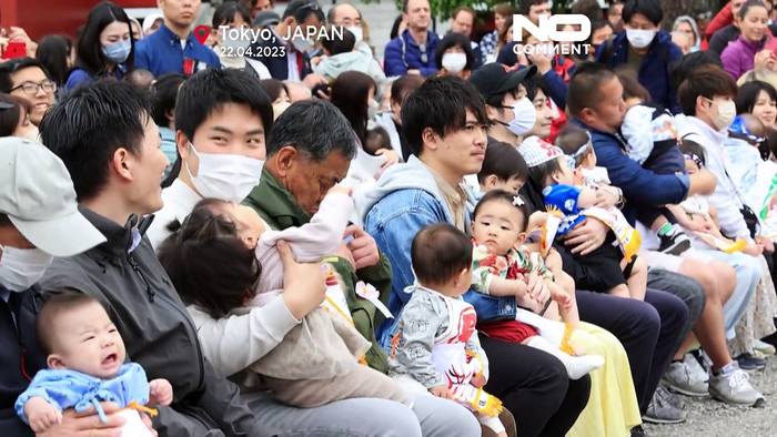 Video: Wettbewerb zwischen Babys in Japan: Wer schreit am lautesten?