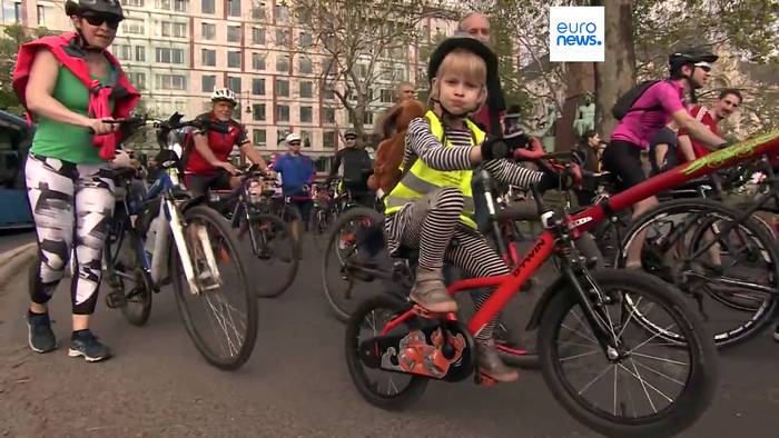 News video: 15.000 Radfahrer zum Earth Day in Budapest