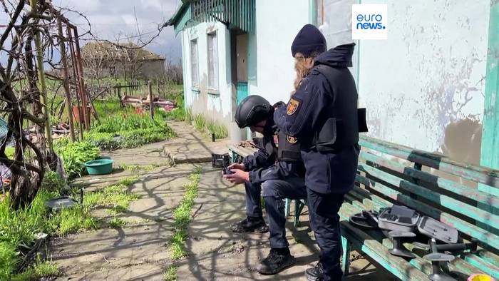 Video: Vermintes Gelände im Osten der Ukraine: Spezialisten sind auf gefährlicher Mission