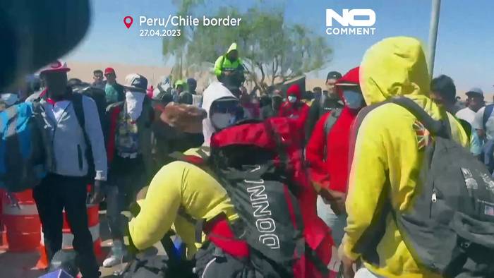 Video: Kein Durchkommen an der peruanischen Grenze: Polizei hält Migrant:innen aus Chile auf