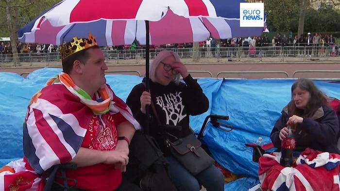 Video: Warten auf die Krönung: Eingefleischte Royal-Fans campen in der 1. Reihe