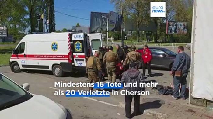 Video: Tote nach Angriff auf Bahnhof, Supermarkt und Tankstelle in Cherson