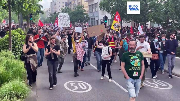 Video: Proteste gegen Macron am Tag des Sieges über Nazideutschland