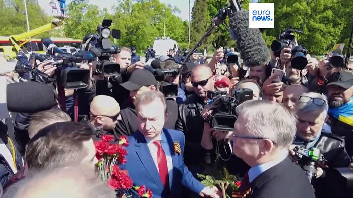 Video: Warschau: Ein Meer ukrainischer Fahnen versperren Russlands Botschafter den Weg