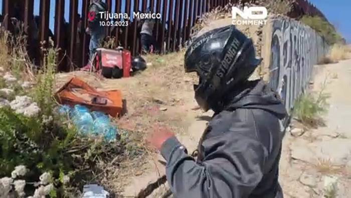 Video: Migranten lassen Essen aus Mexiko an den Grenzzaun liefern - in die USA