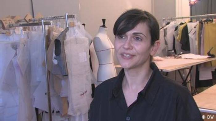 News video: Eine deutsche Modedesignerin begeistert Paris