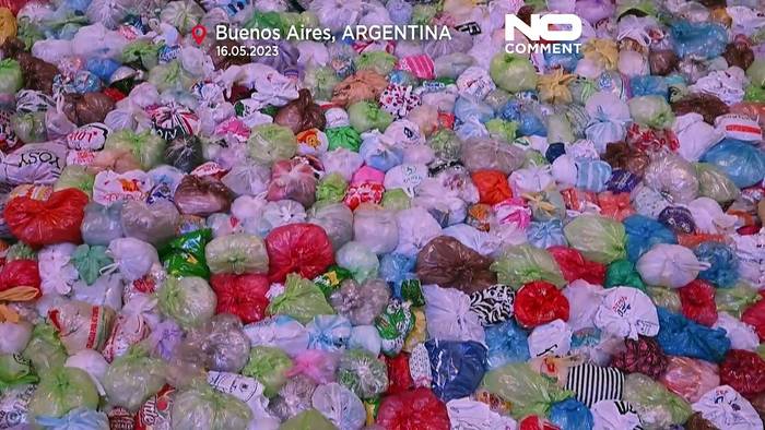 Video: Obelisk mit Plastiktüten - Buenos Aires umhüllt sein berühmtes Wahrzeichen
