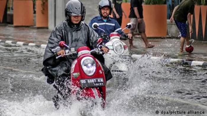 Video: E-Motorräder: wasserfest für Indonesien