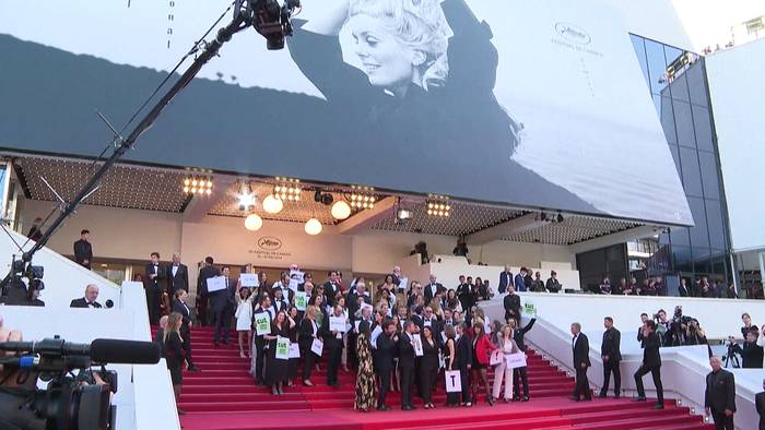 News video: Spaß mit Kaurismäki auf dem roten Teppich in Cannes