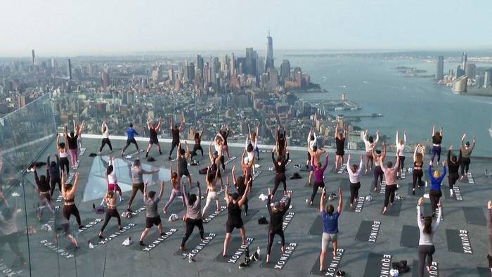 News video: Erleuchtung in 335 Metern Höhe: Wolkenkratzer-Yoga in New York