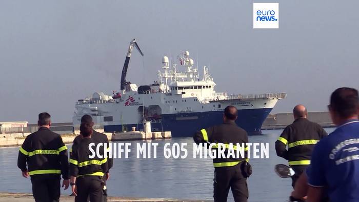 Video: Nach Irrfahrt: 600 Bootsmigranten in der Hafenstadt Bari eingetroffen