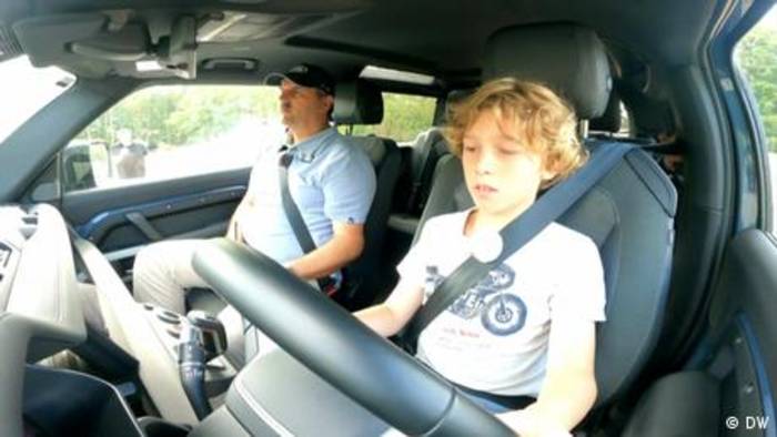 Video: Ein Traum wird wahr - Elfjähriger fährt Range Rover