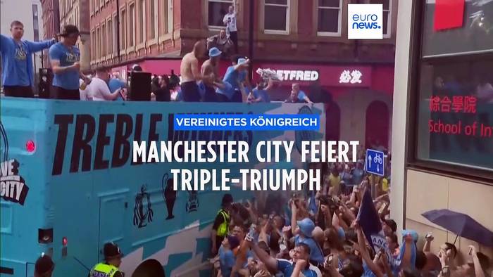 Video: Historischer Konvoi im Dauerregen: Manchester feiert seine Triple-Helden