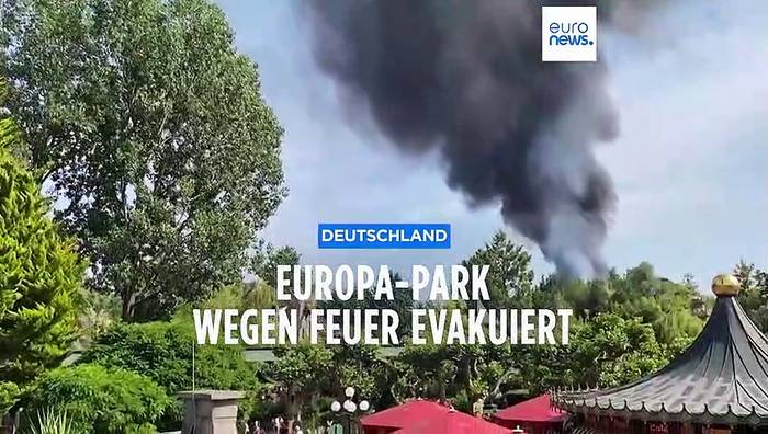 News video: Feuer im Europa-Park: Dramatische Videos zeigen meterhohe Rauchwolken