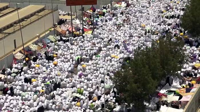 News video: Hunderttausende Pilger beten auf dem Berg Arafat bei großer Hitze