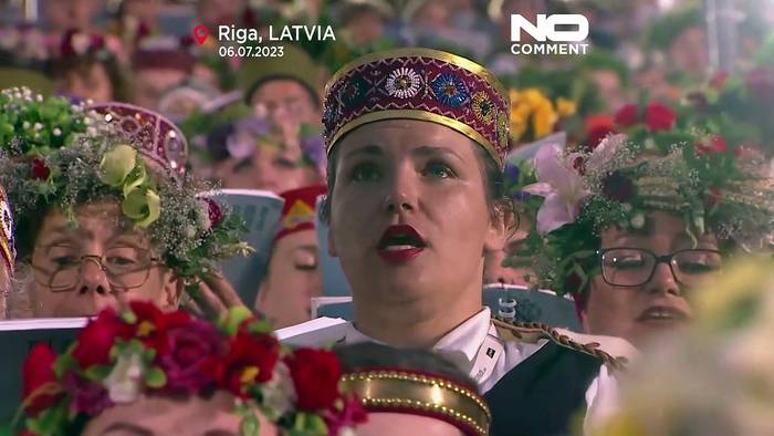 Video: Musikalische Geste aus Riga: 14.000 sind die Nationalhymne der Ukraine