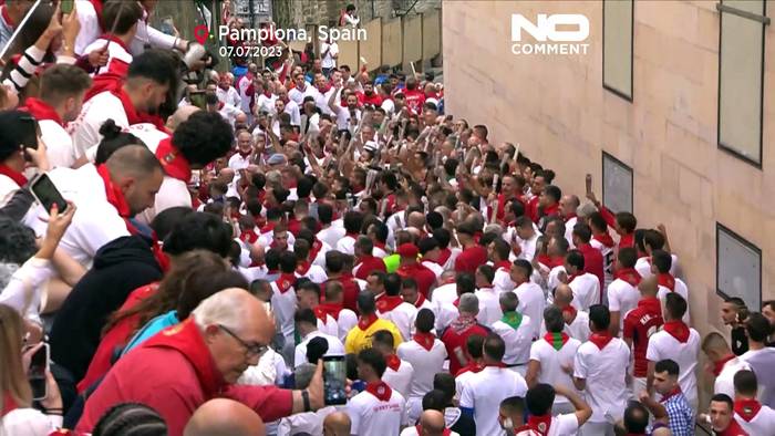 Video: Stierhatz in Pamplona - das umstrittene Spektakel hat begonnen