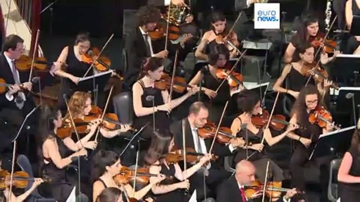 Video: Riccardo Muti schlägt mit Musik Brücken der Brüderlichkeit