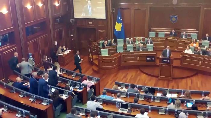 News video: Erst Wasser auf Kurti, dann Schlägerei im Parlament in Kosovo