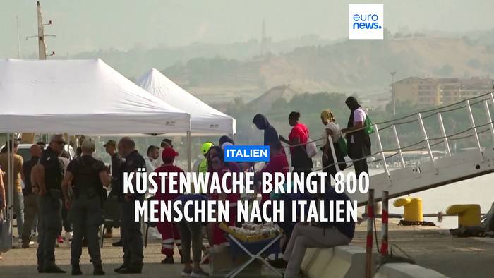 Video: Italiens Küstenwache bringt 800 Flüchtlinge an Land
