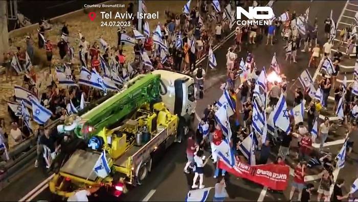 News video: Mit voller Wucht: Auto fährt in protestierende Menschenmenge in Israel