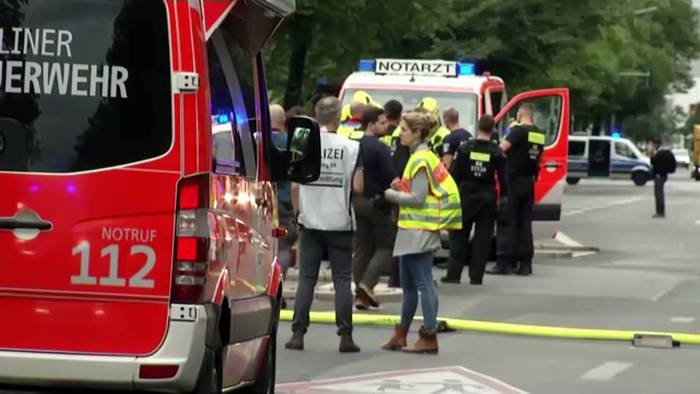 Video: Horror-Brand in Berlin - Rettung verfehlt: Zwei Menschen springen  aus 12. Stock in den Tod