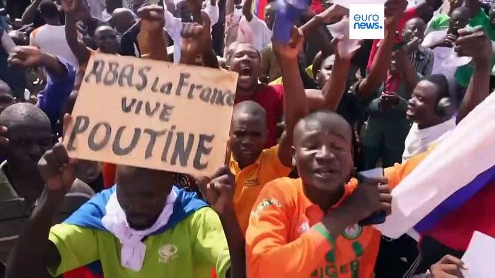 Video: Mit Russland-Fahnen: Putsch-Anhänger attackieren Frankreichs Botschaft in Niger