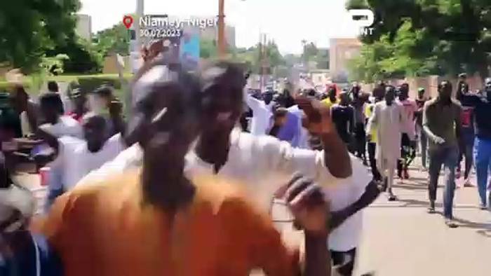 Video: Proteste in Niger: Tür abgefackelt, Plakette heruntergerissen