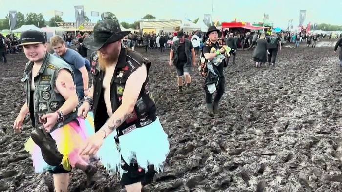 Video: Wacken versinkt im Matsch - einige der 85.000 Heavy Metal Fans in Hamburg gestrandet