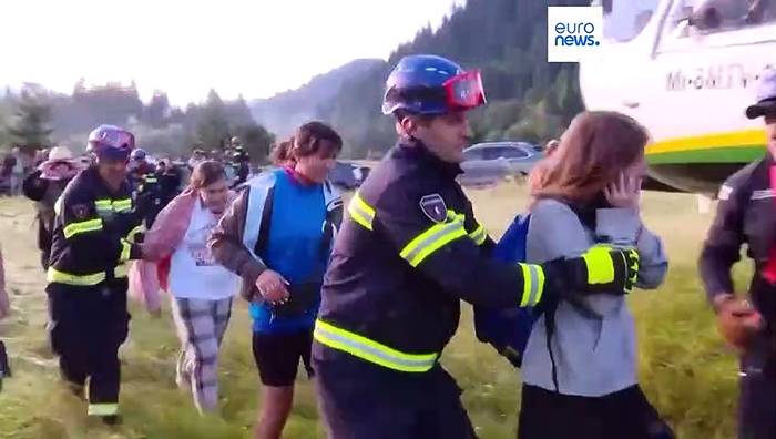Video: Enormer Erdrutsch in Georgien: Überlebende steckten stundenlang im Schlamm fest
