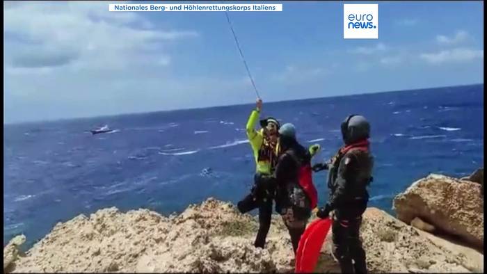 News video: Spektakuläre Helikopter-Rettung vor Lampedusa: Dutzende Migrant:innen in Sicherheit