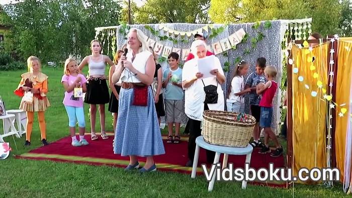 Video: Sie tanzte mit Putin: Karin Kneissl schwärmt vom Landleben in Russland