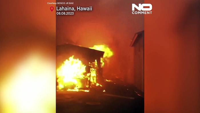 News video: Mit dem Handy gefilmt: Feuersbrunst fegt glutschäumend durch Lahaina