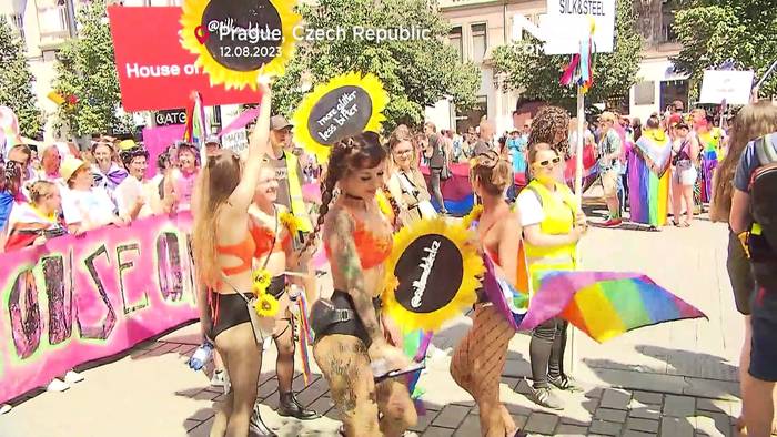 Video: Pride in Prag: Tausende feiern Regenbogen-Parade