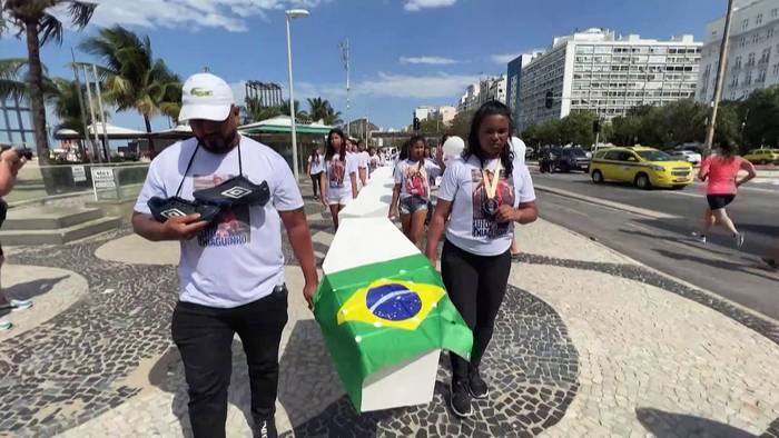 Video: 14 Kindersärge: Demo in Rio de Janeiro nach Tod eines 13-Jährigen bei Polizeieinsatz