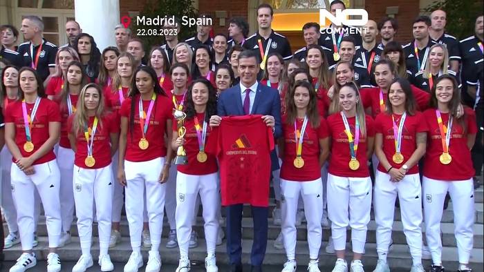 Video: Regierungschef eehrt spanische Fußball-Weltmeisterinnen