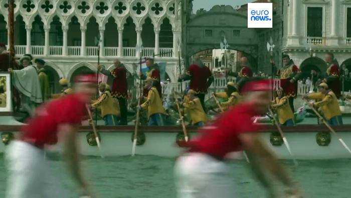 News video: Wettkampf der Gondeln auf dem Canale Grande: Venedig feiert seine historische Regatta