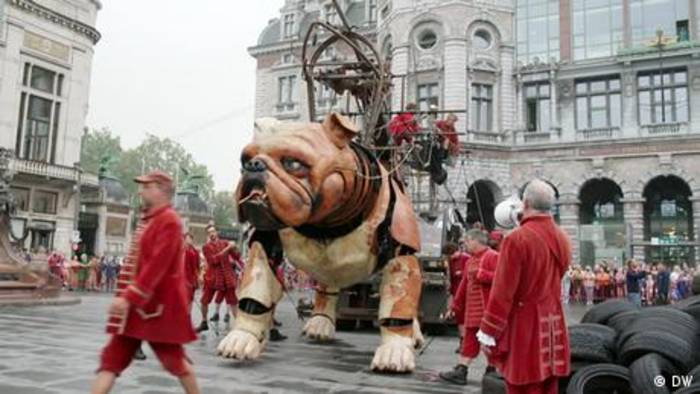 Video: Performance: Riesige Hunde auf den Straßen von Antwerpen