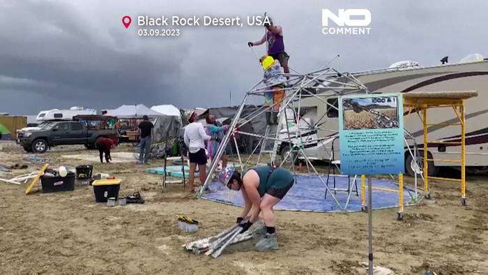 News video: Zehntausende von Festivalbesuchern stecken in der Wüste von Nevada fest