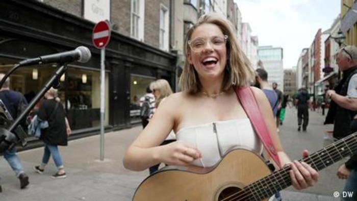 Video: Allie Sherlock: Von der Straßenmusikerin zum Star