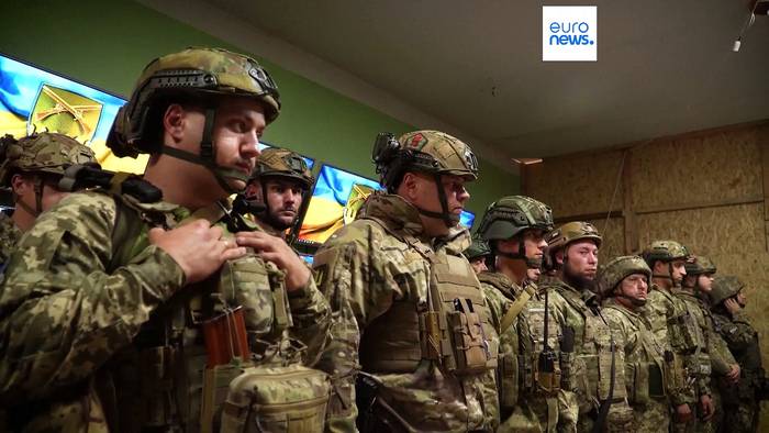 Video: Selenskyj auf Frontbesuch: Soldaten klagen über Personallücken und Munitionsmangel